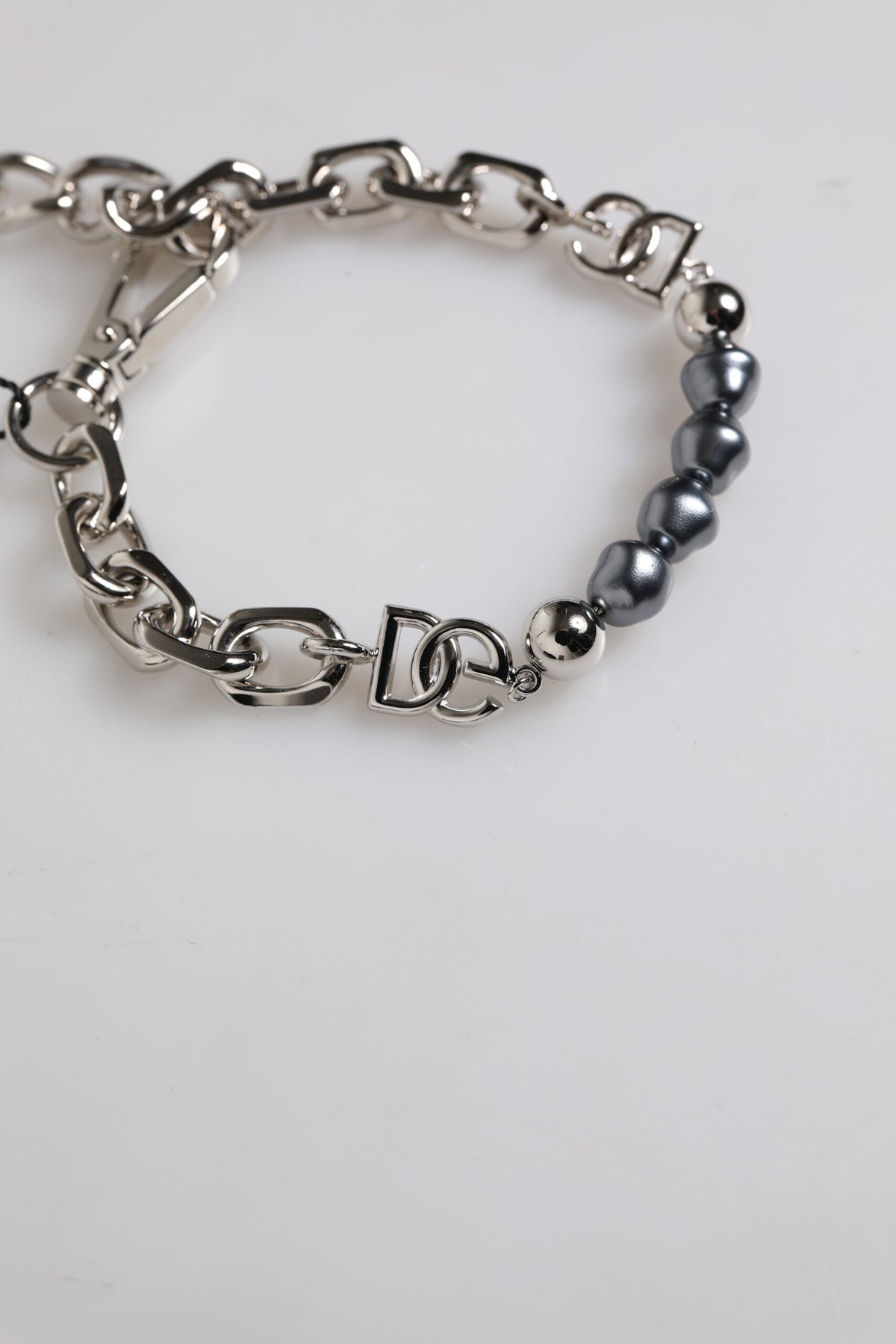 Dolce & Gabbana Silberfarbenes Kettenarmband mit Karabinerverschluss, Logo und grauen Perlen
